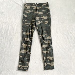 Forever 21 green camo distressed knee skinny jeans